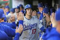 　ナショナルズ戦の２回、フリーマンの２点二塁打で生還し、チームメートに迎えられるドジャース・大谷＝ワシントン（共同）