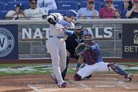 　ナショナルズ戦の２回、右前打を放つドジャース・大谷＝ワシントン（共同）