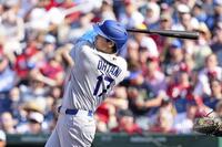 　ナショナルズ戦の２回、右前打を放つドジャース・大谷＝ワシントン（共同）