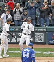 　ブルージェイズ戦の６回、日米通算２５０本塁打となる４号２ランを放ったホワイトソックス・村上と、喜ぶスタンドの観客＝シカゴ（共同）