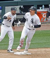 　ブルージェイズ戦の６回、日米通算２５０本塁打となる４号２ランを放ち一塁を回るホワイトソックス・村上＝シカゴ（共同）