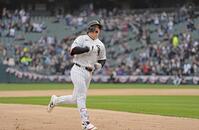 　ブルージェイズ戦の６回、日米通算２５０本塁打となる４号２ランを放ち、雄たけびを上げながら三塁へ向かうホワイトソックス・村上＝シカゴ（共同）