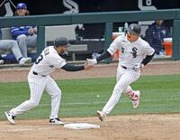 　ブルージェイズ戦の６回、日米通算２５０本塁打となる４号２ランを放ち一塁を回るホワイトソックス・村上＝シカゴ（共同）