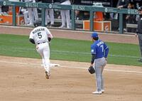 　６回、日米通算２５０本塁打となる４号２ランを放ったホワイトソックス・村上（左）と、見つめるブルージェイズの三塁手岡本＝シカゴ（共同）