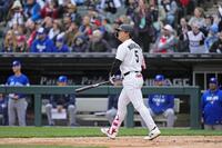 　ブルージェイズ戦の６回、日米通算２５０本塁打となる４号２ランを放つホワイトソックス・村上＝シカゴ（共同）