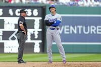 　ナショナルズ戦の５回にタッカーの四球で二塁に進み、塁審と談笑するドジャース・大谷＝ワシントン（共同）