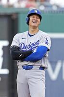 　ナショナルズ戦の５回、タッカーの四球で二塁に進み笑顔のドジャース・大谷＝ワシントン（共同）