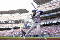 　ナショナルズ戦の７回、打席の準備をするドジャース・大谷＝ワシントン（共同）