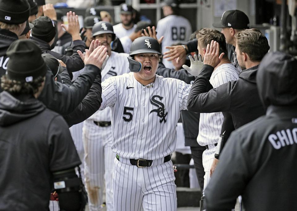 　ブルージェイズ戦の６回、日米通算２５０本塁打となる４号２ランを放ち、ベンチで迎えられるホワイトソックス・村上＝シカゴ（共同）