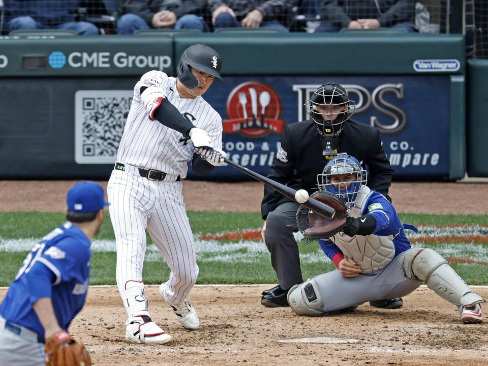 　ブルージェイズ戦の６回、日米通算２５０本塁打となる４号２ランを放つホワイトソックス・村上＝シカゴ（共同）