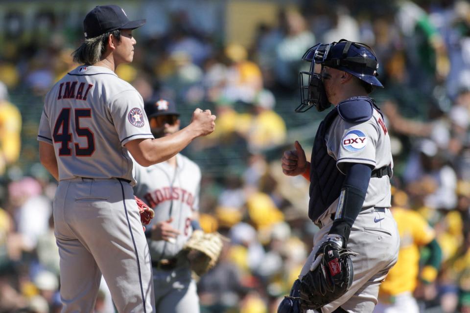 ６回途中で降板し、バスケス（右）とグータッチを交わす今井（写真提供・Ｉｍａｇｎ／ロイター／アフロ）