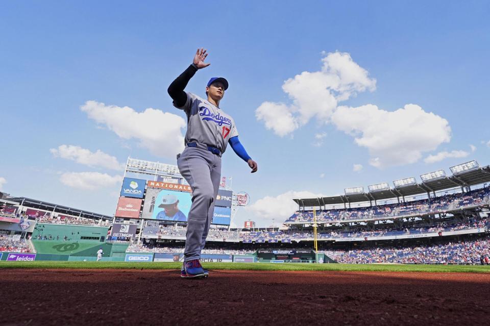 　ナショナルズ戦の試合前、ファンの声援に応えるドジャース・大谷＝ワシントン（共同）