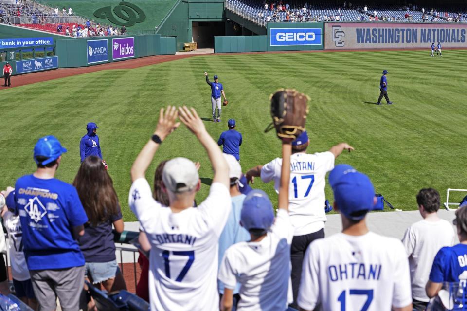 　ドジャース・大谷（奥中央）に声援を送るファン＝ワシントン（共同）