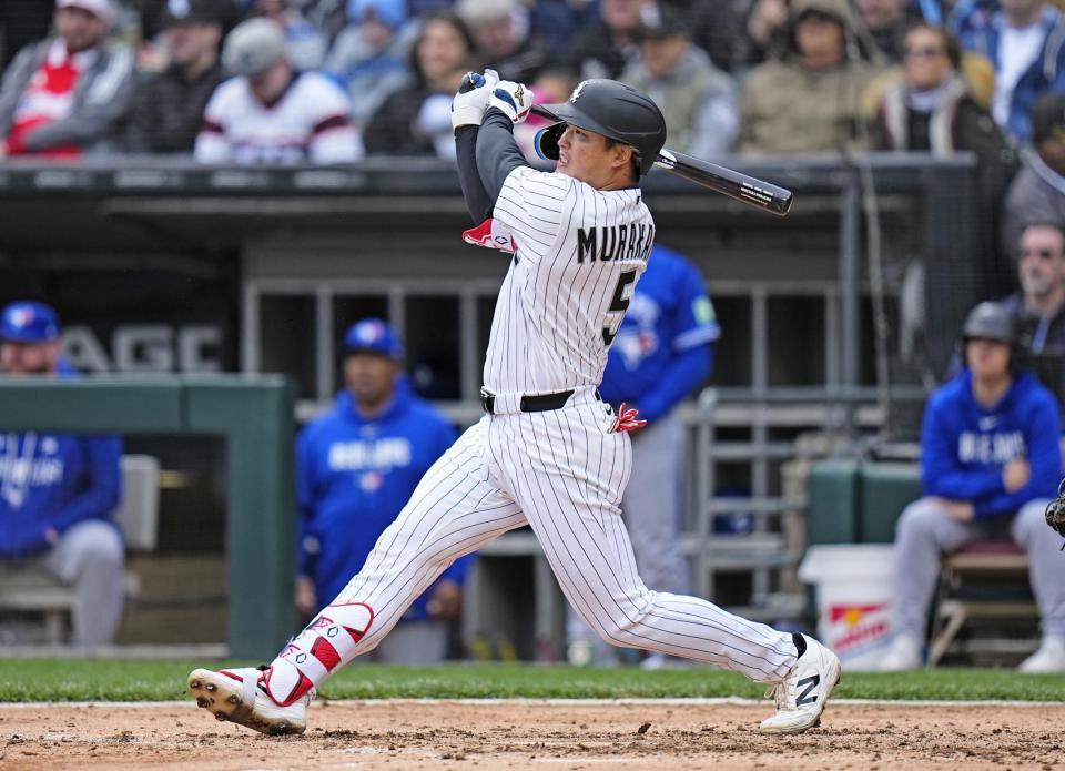 　ブルージェイズ戦の６回、日米通算２５０本塁打となる４号２ランを放つホワイトソックス・村上＝シカゴ（共同）