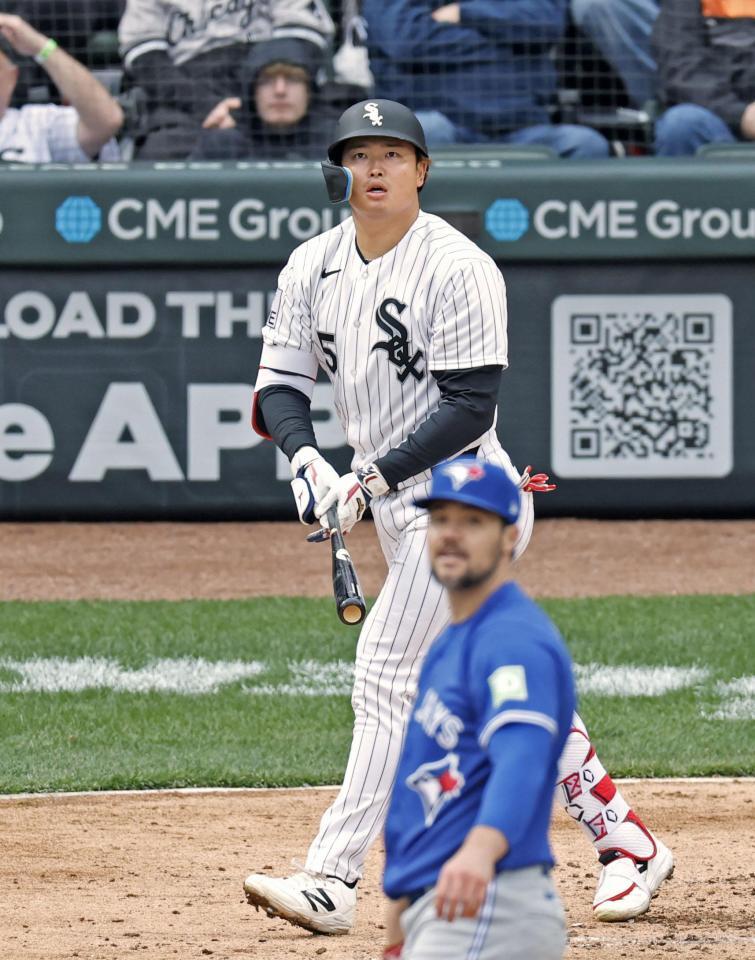 　ブルージェイズ戦の６回、日米通算２５０本塁打となる４号２ランを放つホワイトソックス・村上＝シカゴ（共同）