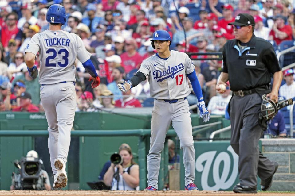 　ナショナルズ戦の２回、フリーマンの２点二塁打で三塁から生還し、二走のタッカー（左）を迎えるドジャース・大谷＝ワシントン（共同）