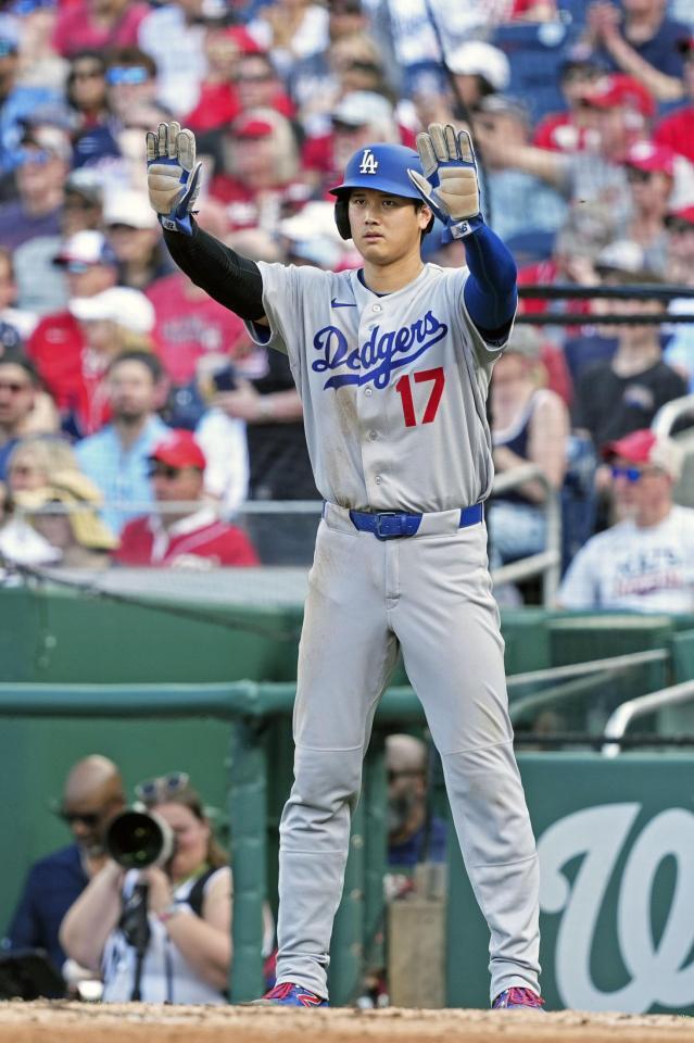 　ナショナルズ戦の２回、フリーマンの２点二塁打で三塁から生還し、二走のタッカーを迎えるドジャース・大谷＝ワシントン（共同）