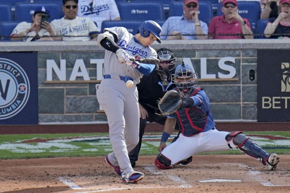 　ナショナルズ戦の２回、右前打を放つドジャース・大谷＝ワシントン（共同）