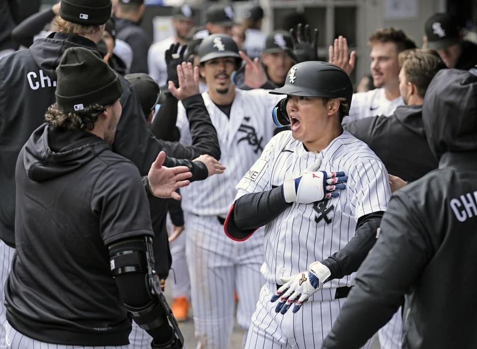 　ブルージェイズ戦の６回、日米通算２５０本塁打となる４号２ランを放ち、ベンチで喜ぶホワイトソックス・村上＝シカゴ（共同）