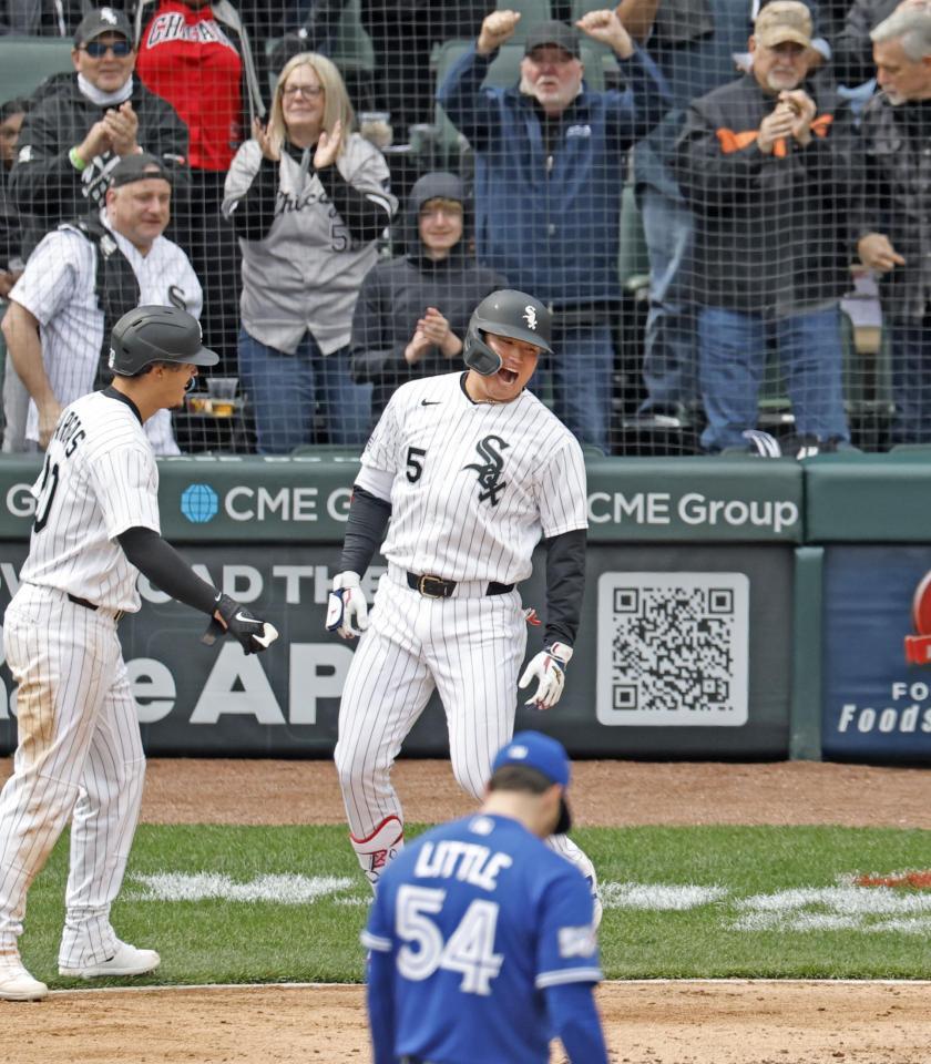 　ブルージェイズ戦の６回、日米通算２５０本塁打となる４号２ランを放ったホワイトソックス・村上と、喜ぶスタンドの観客＝シカゴ（共同）