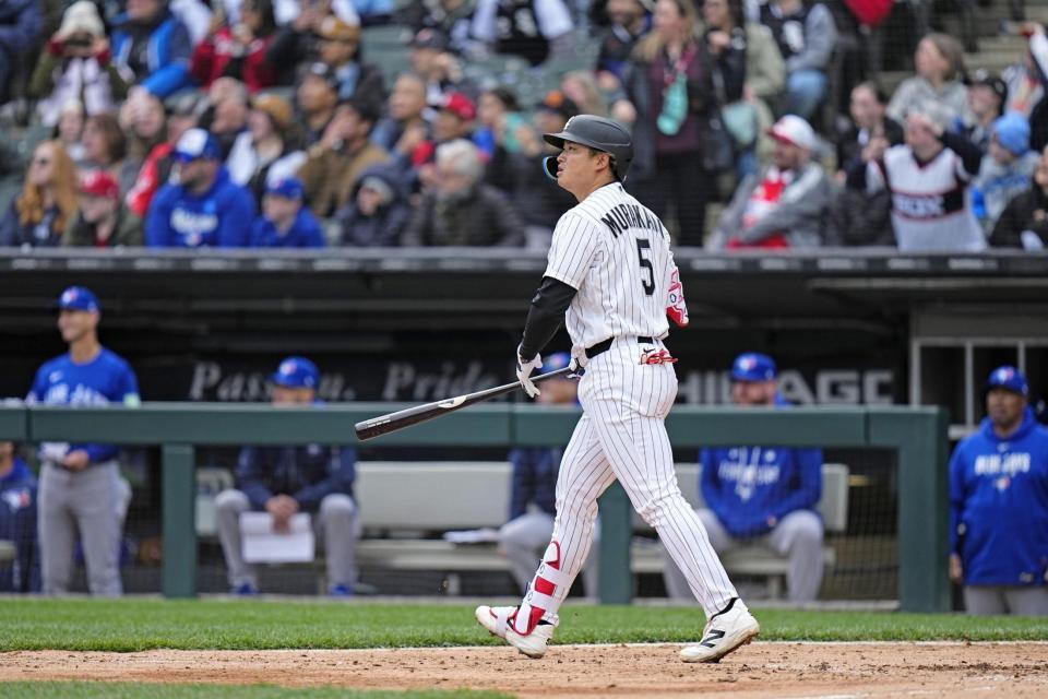 　ブルージェイズ戦の６回、日米通算２５０本塁打となる４号２ランを放つホワイトソックス・村上＝シカゴ（共同）