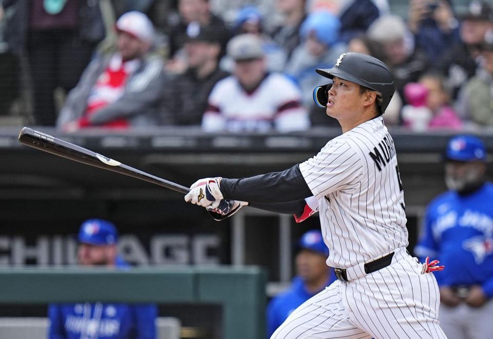 　ブルージェイズ戦の６回、日米通算２５０本塁打となる４号２ランを放つホワイトソックス・村上＝シカゴ（共同）