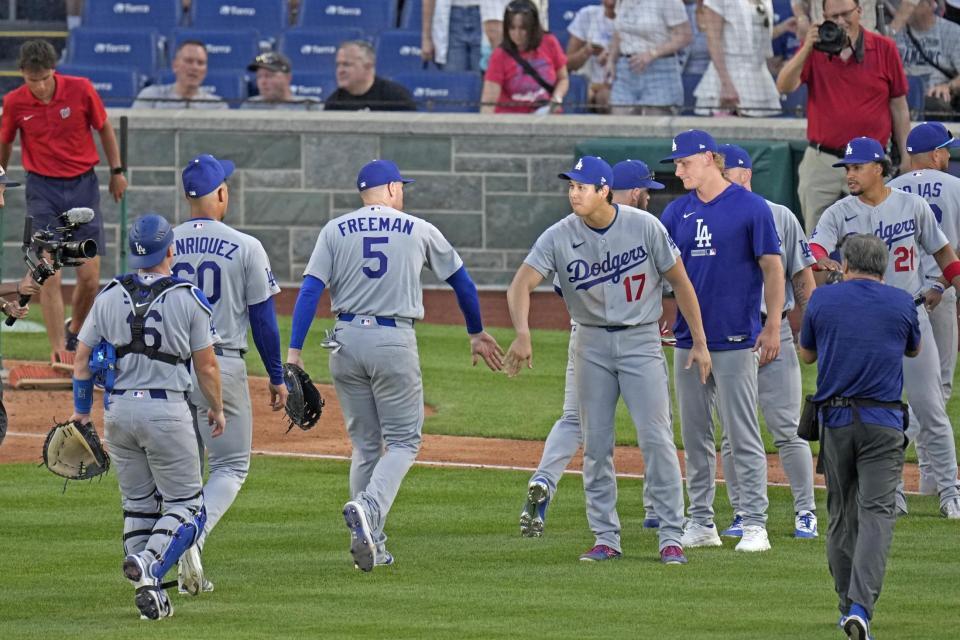 　ナショナルズに勝利し、フリーマン（５）とタッチするドジャース・大谷＝ワシントン（共同）