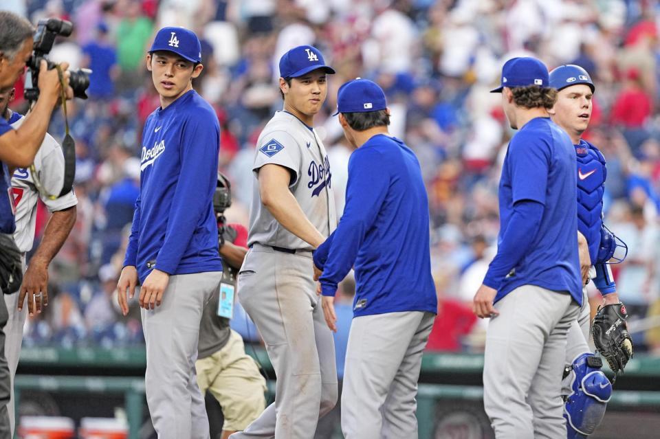 　ナショナルズに勝利しタッチを交わしたドジャースの（左から）佐々木、大谷、山本ら＝ワシントン（共同）