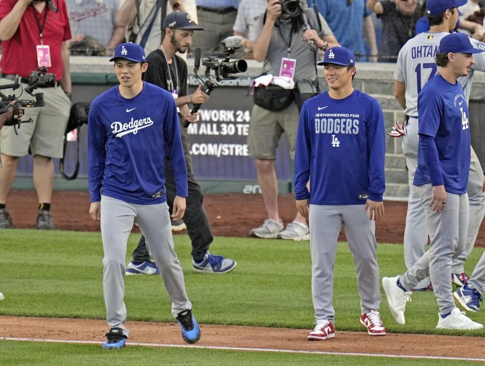 　ナショナルズに勝利し、笑顔を見せるドジャースの佐々木（左）と山本＝ワシントン（共同）