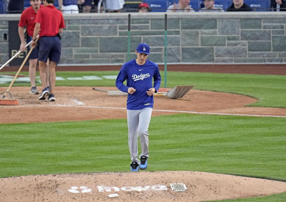 　ナショナルズ戦の試合後、マウンドに向かうドジャース・佐々木。次戦の先発が予定されている＝ワシントン（共同）