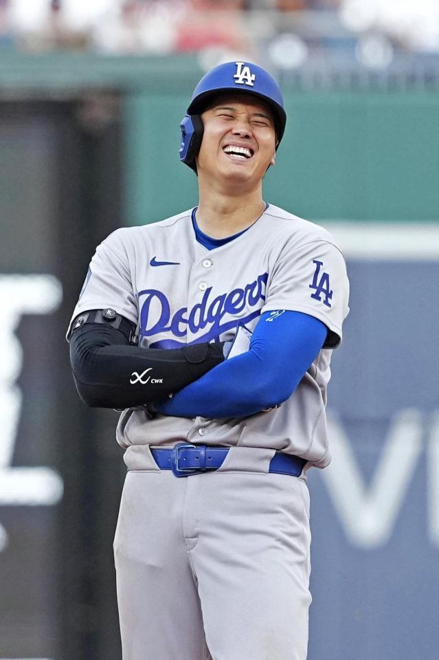 　ナショナルズ戦の５回、タッカーの四球で二塁に進み笑顔のドジャース・大谷＝ワシントン（共同）