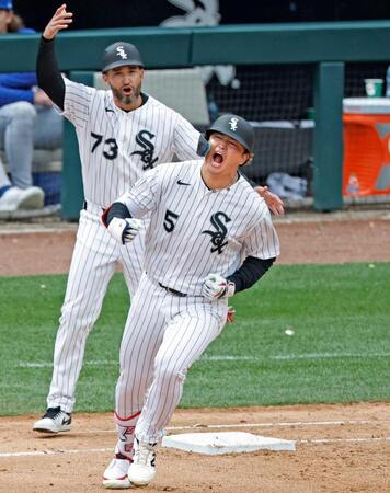 　６回、２ランを放ち、雄たけびを上げる村上（共同）