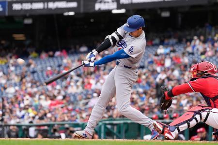 　ナショナルズ戦の３回、先制の２号ソロを放つドジャース・大谷＝ワシントン（共同）