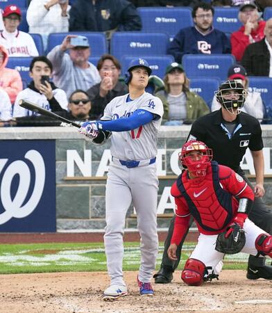 　ナショナルズ戦の８回、勝ち越しの左犠飛を放つドジャース・大谷＝ワシントン（共同）