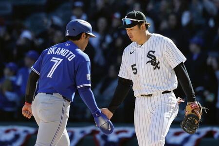 　試合後にタッチを交わすホワイトソックス・村上（右）とブルージェイズ・岡本。試合はホワイトソックスが勝利した＝シカゴ（共同）