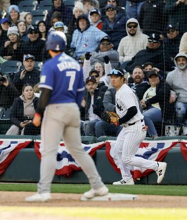 　ブルージェイズ戦の９回、クレメントの邪飛を捕球したホワイトソックスの一塁手村上。左は一走の岡本＝シカゴ（共同）