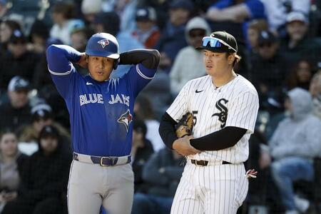 　９回に四球で出塁したブルージェイズ・岡本。右はホワイトソックスの一塁手村上＝シカゴ（共同）