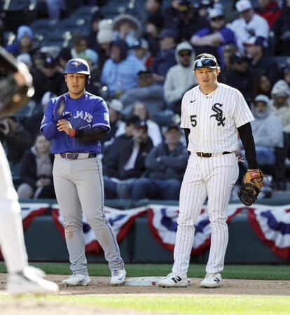 　９回に四球で出塁したブルージェイズ・岡本。右はホワイトソックスの一塁手村上＝シカゴ（共同）