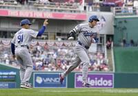 　ナショナルズ戦の３回、２号ソロを放ち塁を回るドジャース・大谷＝ワシントン（共同）