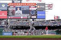 　ナショナルズ戦の３回、２号ソロを放ち塁を回るドジャース・大谷＝ワシントン（共同）