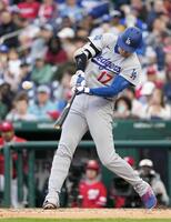 　ナショナルズ戦の８回、勝ち越しの左犠飛を放つドジャース・大谷＝ワシントン（共同）