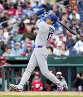 　ナショナルズ戦の８回、勝ち越しの左犠飛を放つドジャース・大谷＝ワシントン（共同）