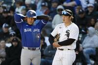 　９回に四球で出塁したブルージェイズ・岡本。右はホワイトソックスの一塁手村上＝シカゴ（共同）