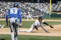 　ブルージェイズ戦の３回、遊撃手マレーからの送球を捕球するホワイトソックスの一塁手村上＝シカゴ（共同）