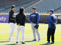 　試合前、交流するホワイトソックス・村上（左端）とブルージェイズ・岡本（右から２人目）ら＝シカゴ（共同）