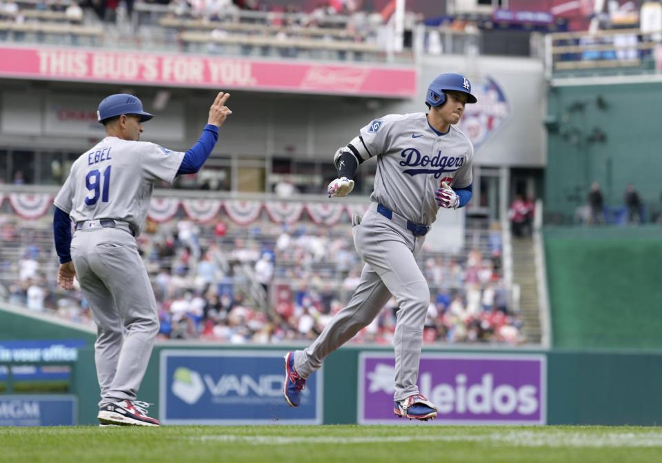 　ナショナルズ戦の３回、２号ソロを放ち塁を回るドジャース・大谷＝ワシントン（共同）