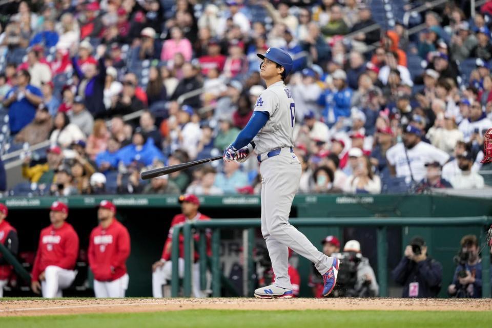 　ナショナルズ戦の８回、勝ち越しの左犠飛を放つドジャース・大谷＝ワシントン（共同）