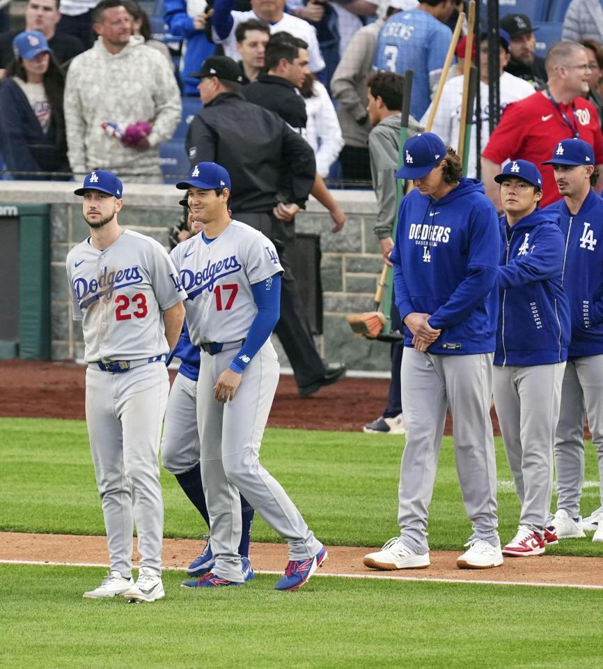 　ナショナルズに勝利し笑顔を見せるドジャース・大谷（17）。右から２人目は山本＝ワシントン（共同）