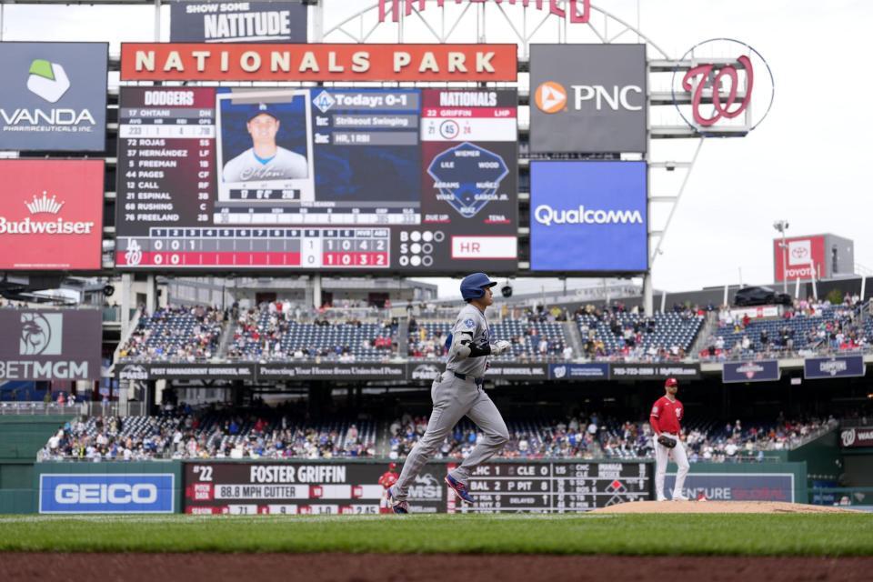 　ナショナルズ戦の３回、２号ソロを放ち塁を回るドジャース・大谷＝ワシントン（共同）