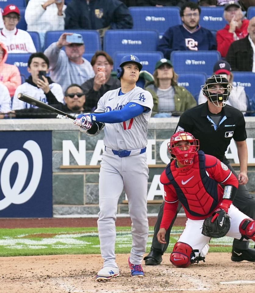 　ナショナルズ戦の８回、勝ち越しの左犠飛を放つドジャース・大谷＝ワシントン（共同）